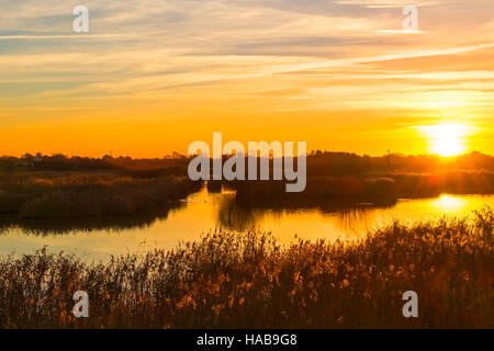 Großbritannien Wetter: Sonnenuntergang in Southport, Merseyside: 28.11.2016.  Ein atemberaubender Sonnenuntergang ruht in Southport nach einem weiteren kalten und frostigen Tag.  Bildnachweis: EnVoguePhoto/Alamy Live-Nachrichten Stockfoto