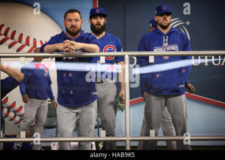 Cleveland, OH, USA. 2. November 2016. CLEVELAND, OH - November, 1. jungen Spieler Uhr Spiel 7 der World Series zwischen den Cleveland Indians und die Chicago Cubs aus der Bull Pen im Mittelfeld. (Michael F. McElroy © Michael F. Mcelroy/ZUMA Draht/Alamy Live-Nachrichten Stockfoto