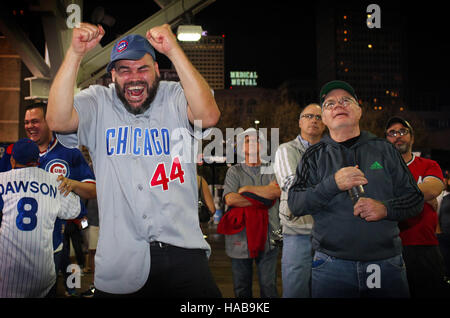 Cleveland, OH, USA. 2. November 2016. CLEVELAND, OH - November, 1. Cubs Fans feiern nach dem Gewinn Spiel 7 der World Series gegen die Cleveland Indians. (Michael F. McElroy © Michael F. Mcelroy/ZUMA Draht/Alamy Live-Nachrichten Stockfoto