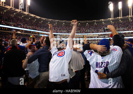 Cleveland, OH, USA. 2. November 2016. CLEVELAND, OH - November, 1. Cubs Fans feiern nach dem Gewinn Spiel 7 der World Series gegen die Cleveland Indians. (Michael F. McElroy © Michael F. Mcelroy/ZUMA Draht/Alamy Live-Nachrichten Stockfoto