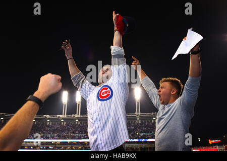 Cleveland, OH, USA. 2. November 2016. CLEVELAND, OH - November, 1. Cubs Fans feiern nach dem Gewinn Spiel 7 der World Series gegen die Cleveland Indians. (Michael F. McElroy © Michael F. Mcelroy/ZUMA Draht/Alamy Live-Nachrichten Stockfoto