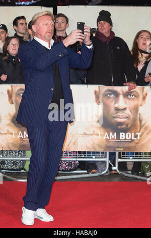 London, UK. 28. November 2016. Boris Becker Aufnahme der Uraufführung auf seinem Handy. Roten Teppich Eingänge für die Welt-Premiere von "I Am Bolzen", eine Dokumentation über Jamaican Legende Usain Bolt am Leicester Square in London laufen. Bildnachweis: Nick Savage/Alamy Live-Nachrichten Stockfoto