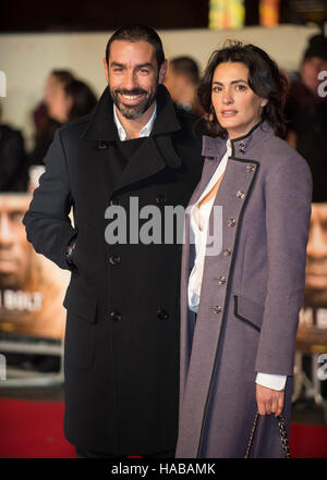 London, UK. 28. November 2016. Robert Pires - Jessica Lemarie besuchen die Premiere von "I Am Bolzen" im Odeon Leicester Square in London, England am 28. November 2016. Bildnachweis: Gary Mitchell/Alamy Live-Nachrichten Stockfoto