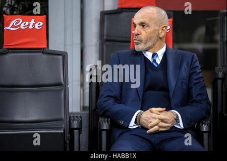 Mailand, Italien. 28. November 2016: Stefano Pioli, Cheftrainer des FC Internazionale, blickt auf vor dem Serie A-Fußball-Spiel zwischen FC Internazionale und ACF Fiorentina. Bildnachweis: Nicolò Campo/Alamy Live-Nachrichten Stockfoto