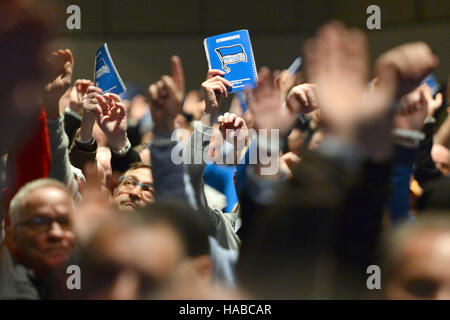 Berlin, Deutschland. 28. November 2016. Die Mitglieder stimmen auf der Tagesordnung der Generalversammlung Hertha BSC in Berlin, Deutschland, 28. November 2016. Foto: Maurizio Gambarini/Dpa/Alamy Live News Stockfoto