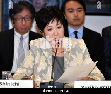 Tokio, Japan. 29. November 2016. Tokio-gov Yuriko Koike spricht bei einem vier-Parteien-treffen, den Kosten und Veranstaltungsorte für die Olympischen Spiele 2020 in Tokio und Paralympics in einem Tokio Hotel Dienstag, 29. November 2016 überprüfen. Die vier Top-Level-Vertreter des Internationalen Olympischen Komitees, 2020 Spiele Organisatoren, der Tokyo Metropolitan und der japanischen Regierung diskutiert Einzelheiten über die Veranstaltungsorte für Rudern/Kanu und Volleyball, basierend auf Vorschlägen von der metropolitan Regierung. Bildnachweis: Natsuki Sakai/AFLO/Alamy Live-Nachrichten Stockfoto