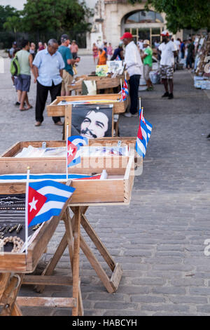 La Havanna, Kuba, 26. November 2016. Szenen rund um die Altstadt von La Havanna am Tag Castros Tod angekündigt wurde. Kubanische Flaggen auf das Buch und Plakat Stände in der Plaza Armas. Stockfoto