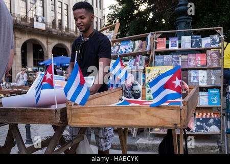 La Havanna, Kuba, 26. November 2016. Szenen rund um die Altstadt von La Havanna am Tag Castros Tod angekündigt wurde. Kubanische Flaggen auf das Buch und Plakat Stände in der Plaza Armas. Stockfoto
