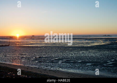 Southend-on-Sea, Essex, England. 29. November 2016. UK Wetter: Die Sonne steigt an einem sehr kalten Morgen - anzeigen auf der Suche nach Southend Pier Credit: Ben Rektor/Alamy Live News Stockfoto