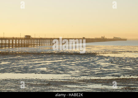 Southend-on-Sea, Essex, England. 29. November 2016. UK Wetter: Die Sonne steigt an einem sehr kalten Morgen - anzeigen auf der Suche nach Southend Pier Credit: Ben Rektor/Alamy Live News Stockfoto