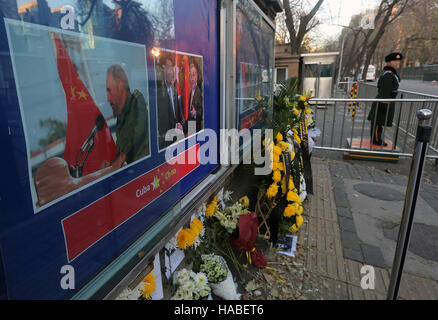 Peking, China. 27. November 2016. Chinesische Regierungsbeamte platziert Blumen mit Worten, die Förderung der "Anti-Imperialismus," außerhalb der kubanischen Botschaft in Peking am 27. November 2016. In Fidels Treffen mit Chinas Präsident Xi Jinping im Juli 2014, Castro sagte, dass er die Erinnerung an seine freundlichen Austausch mit der weltweit bevölkerungsreichsten Land hegt und glaubte, dass die bilateralen Beziehungen fruchtbare Ergebnisse unter der Leitung von Xi und kubanische Führer ergeben würde. © Stephen Rasierer/ZUMA Draht/Alamy Live-Nachrichten Stockfoto