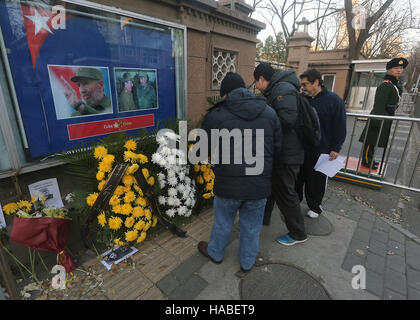 Peking, China. 27. November 2016. Chinesische Regierungsbeamte platziert Blumen mit Worten, die Förderung der "Anti-Imperialismus," außerhalb der kubanischen Botschaft in Peking am 27. November 2016. In Fidels Treffen mit Chinas Präsident Xi Jinping im Juli 2014, Castro sagte, dass er die Erinnerung an seine freundlichen Austausch mit der weltweit bevölkerungsreichsten Land hegt und glaubte, dass die bilateralen Beziehungen fruchtbare Ergebnisse unter der Leitung von Xi und kubanische Führer ergeben würde. © Stephen Rasierer/ZUMA Draht/Alamy Live-Nachrichten Stockfoto