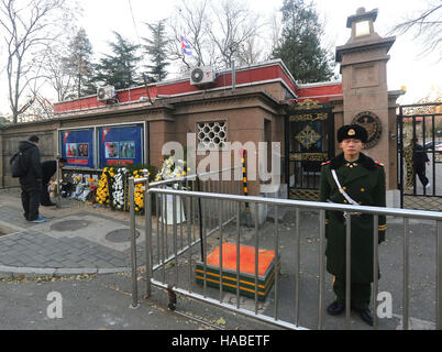 Peking, China. 27. November 2016. Chinesische Regierungsbeamte platziert Blumen mit Worten, die Förderung der "Anti-Imperialismus," außerhalb der kubanischen Botschaft in Peking am 27. November 2016. In Fidels Treffen mit Chinas Präsident Xi Jinping im Juli 2014, Castro sagte, dass er die Erinnerung an seine freundlichen Austausch mit der weltweit bevölkerungsreichsten Land hegt und glaubte, dass die bilateralen Beziehungen fruchtbare Ergebnisse unter der Leitung von Xi und kubanische Führer ergeben würde. © Stephen Rasierer/ZUMA Draht/Alamy Live-Nachrichten Stockfoto