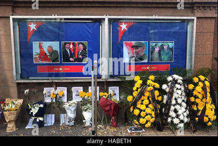 Peking, China. 27. November 2016. Chinesische Regierungsbeamte platziert Blumen mit Worten, die Förderung der "Anti-Imperialismus," außerhalb der kubanischen Botschaft in Peking am 27. November 2016. In Fidels Treffen mit Chinas Präsident Xi Jinping im Juli 2014, Castro sagte, dass er die Erinnerung an seine freundlichen Austausch mit der weltweit bevölkerungsreichsten Land hegt und glaubte, dass die bilateralen Beziehungen fruchtbare Ergebnisse unter der Leitung von Xi und kubanische Führer ergeben würde. © Stephen Rasierer/ZUMA Draht/Alamy Live-Nachrichten Stockfoto