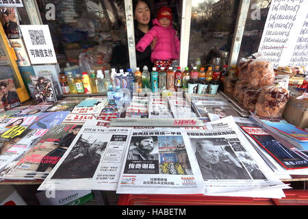 Peking, China. 27. November 2016. Im Zentrum von Peking auf 27. November 2016 stehen Chinas Top staatlich kontrollierte Zeitungen mit Front-Page Geschichten über den Tod der kubanische Staatschef Fidel Castro eine Nachricht verkauft werden. In Fidels Treffen mit Chinas Präsident Xi Jinping im Juli 2014, Castro sagte, dass er die Erinnerung an seine freundlichen Austausch mit der weltweit bevölkerungsreichsten Land hegt und glaubte, dass die bilateralen Beziehungen fruchtbare Ergebnisse unter der Leitung von Xi und kubanische Führer ergeben würde. © Stephen Rasierer/ZUMA Draht/Alamy Live-Nachrichten Stockfoto