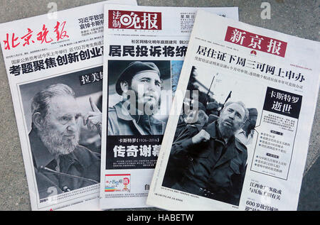 Peking, China. 27. November 2016. Im Zentrum von Peking auf 27. November 2016 stehen Chinas Top staatlich kontrollierte Zeitungen mit Front-Page Geschichten über den Tod der kubanische Staatschef Fidel Castro eine Nachricht verkauft werden. In Fidels Treffen mit Chinas Präsident Xi Jinping im Juli 2014, Castro sagte, dass er die Erinnerung an seine freundlichen Austausch mit der weltweit bevölkerungsreichsten Land hegt und glaubte, dass die bilateralen Beziehungen fruchtbare Ergebnisse unter der Leitung von Xi und kubanische Führer ergeben würde. © Stephen Rasierer/ZUMA Draht/Alamy Live-Nachrichten Stockfoto