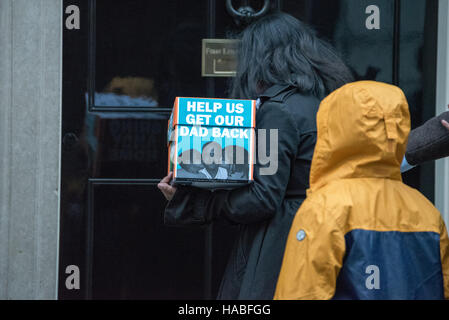 London, UK. 29. November 2016. Die Familie der Brite Andy Tsege, eingesperrt in Äthiopien nimmt eine Petition zur Downing Street Credit: Ian Davidson/Alamy Live News Stockfoto