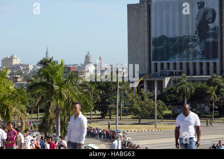 Havanna, Kuba. 29. November 2016. Die Linie außerhalb der Fidel-Gedenkstätte in der Plaza De La Revolucion in Havanna, Kuba, 29. November 2016. Foto: Lisette Poole/Dpa/Alamy Live News Stockfoto