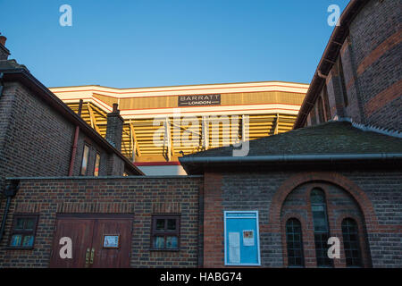 London, UK. 29. November 2016. Fechten und Barratt Zeichen bei West Ham United ehemaligen Boleyn Ground Stadium im Upton Park. Das Stadion wird derzeit abgerissen. Bildnachweis: Mark Kerrison/Alamy Live-Nachrichten Stockfoto