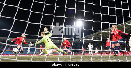 Chemnitz, Deutschland. 29. November 2016. Norwegens Torwart Ingrid Hjelmseth (2-L) blockt einen Schuss auf das Tor in der Frauen internationale Fußballspiel zwischen Deutschland und Norwegen in der community4you Arena in Chemnitz, Deutschland, 29. November 2016. Foto: Hendrik Schmidt/Dpa-Zentralbild/Dpa/Alamy Live News Stockfoto