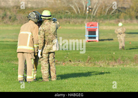 RAF Chinook Flughafen Sandown auf der Isle Of Wight während einer behördenübergreifenden Übung heben eine hoch zu Pumpen. Feuerwehrleute, die gerade auf, bevor sie übernehmen und Sie selbst zu tun Stockfoto