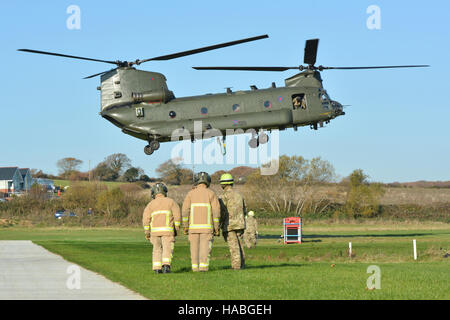 RAF Chinook Flughafen Sandown auf der Isle Of Wight während einer behördenübergreifenden Übung heben eine hoch zu Pumpen. Feuerwehrleute, die gerade auf, bevor sie übernehmen und Sie selbst zu tun Stockfoto