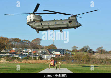 Chinook Flughafen Sandown auf der Isle Of Wight während einer behördenübergreifenden Übung heben eine hoch zu Pumpen. Stockfoto