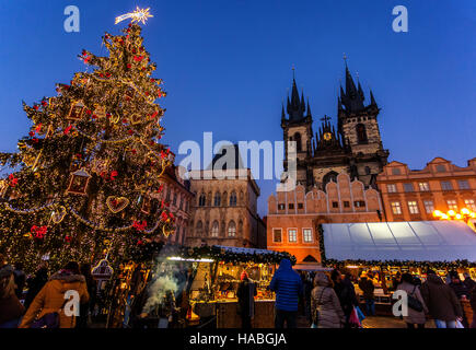 Geschmückter Weihnachtsbaum auf dem Altstädter Ring, Shopper an Ständen, Weihnachtsstimmung, Prag, Tschechische Republik Stockfoto