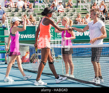 Delray Beach, Florida, USA. 19. November 2016. RENNAE STUBBS, pensionierte australischen Tennisprofi und Gewinner der vier Grand-Slam-Doppel-Titel und LISA LESLIE, US-amerikanische ehemalige pro-Basketball-Spieler, drei Mal WNBA MVP und vierfacher Olympiasieger treffen ihre Doppel Gegner MAEVE QUINLAN, Schauspielerin und ehemaliger Tennisprofi und TIMOTHY OLYPHANT, US-amerikanischer Schauspieler und Produzent, .at im Netz bei der 2016 Chris Evert/Raymond James Pro-Celebrity Tennis Classic Delray Beach Stadion & Tennis Center. Chris Evert Wohltätigkeitsorganisationen hat mehr als $ 22 Millionen in einer laufenden Kampagne für Florida " Stockfoto