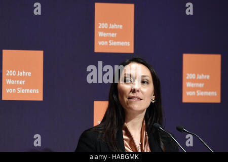 Berlin, Deutschland. 29. November 2016. Nathalie von Siemens, Ihr Ihre Enkelin des Firmengründers, Spricht bin 29.11.2016 in Berlin Beim Festakt Zum 200. Geburtstag des Industriellen Und Erfinders Werner von Siemens (1816-1892). (Zu Dpa «Siemens-Chef Fordert Faires Pflichtkurs Für Digital-Vorläufer» Vom 29.11.2016) Foto: Maurizio Gambarini/Dpa Pool/Dpa/Dpa/Alamy Live News Stockfoto