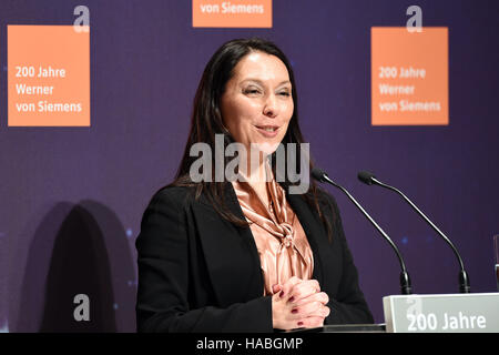 Berlin, Deutschland. 29. November 2016. Nathalie von Siemens, Ihr Ihre Enkelin des Firmengründers, Spricht bin 29.11.2016 in Berlin Beim Festakt Zum 200. Geburtstag des Industriellen Und Erfinders Werner von Siemens (1816-1892). (Zu Dpa «Siemens-Chef Fordert Faires Pflichtkurs Für Digital-Vorläufer» Vom 29.11.2016) Foto: Maurizio Gambarini/Dpa Pool/Dpa/Dpa/Alamy Live News Stockfoto