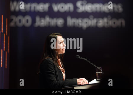 Berlin, Deutschland. 29. November 2016. Nathalie von Siemens, Ihr Ihre Enkelin des Firmengründers, Spricht bin 29.11.2016 in Berlin Beim Festakt Zum 200. Geburtstag des Industri Ellen Und Erfinders Werner von Siemens (1816-1892). (Zu Dpa «Siemens-Chef Fordert Faires Pflichtkurs Für Digital-Vorläufer» Vom 29.11.2016) Foto: Maurizio Gambarini/Dpa Pool/Dpa/Dpa/Alamy Live News Stockfoto