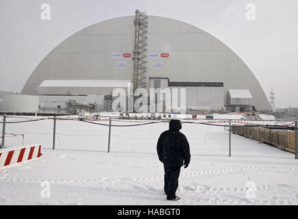 Kiew, Ukraine. 29. November 2016. Ansicht von New Safe Confinement (NSC), die auf der vierten Einheit das Kernkraftwerk Tschernobyl, Tschernobyl, Ukraine, am 29. November installiert, 2016.The Explosion der Einheit angesehen vier die Chernobyl Atomkraftwerk am 26. April 1986 immer noch ist den größte Unfall der nuklearen Stromerzeugung in der Geschichte. Credit: Serg Glovny/ZUMA Draht/Alamy Live-Nachrichten Stockfoto