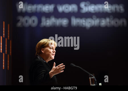 Berlin, Deutschland. 29. November 2016. Dpatopbilder - Bundeskanzlerin Angela Merkel (CDU) Spricht bin 29.11.2016 in Berlin Beim Festakt Zum 200. Geburtstag des Industriellen Und Erfinders Werner von Siemens (1816-1892). (Zu Dpa «Siemens-Chef Fordert Faires Pflichtkurs Für Digital-Vorläufer» Vom 29.11.2016) Foto: Maurizio Gambarini/Dpa Pool/Dpa/Dpa/Alamy Live News Stockfoto