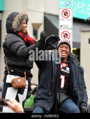 Ottawa, Kanada. 29. November 2016. MVP Henry Burris mit seiner Familie in LKW während der Grey Cup Parade am Lansdowne Park.  Die 41-jährige Quarterback führte die Ottawa-Redblacks, nur die 3. Staffel der Stadt erste CFL Meisterschaft in 40 Jahren mit einem Überraschungssieg über Calgary Stampeders. Bildnachweis: Paul McKinnon/Alamy Live-Nachrichten Stockfoto