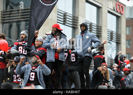 Ottawa, Kanada. 29. November 2016. Die Ottawa-Redblacks während der Grey Cup Parade auf der Bank Street.  Das Team gewann in nur ihre 3. Saison, erste CFL Stadtmeisterschaft in 40 Jahren mit einem Überraschungssieg über Calgary Stampeders. Bildnachweis: Paul McKinnon/Alamy Live-Nachrichten Stockfoto