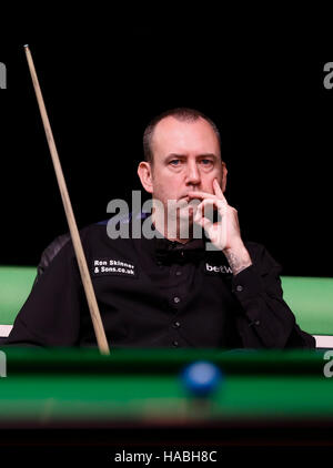 York, UK. 29. November 2016. Mark Williams Wales reagiert in der dritten Vorrundenspiel mit Ricky Walden von England bei der Snooker UK Championship in York, Großbritannien am 29. November 2016. Mark Williams gewann 6-5. Bildnachweis: Han Yan/Xinhua/Alamy Live-Nachrichten Stockfoto