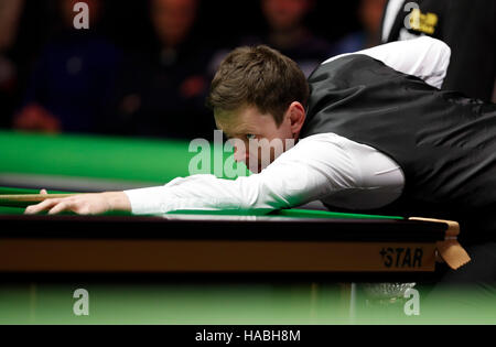 York, UK. 29. November 2016. Ricky Walden von England konkurriert in der dritten Vorrundenspiel mit Mark Williams von Wales bei der Snooker UK Championship in York, Großbritannien am 29. November 2016. Ricky Walden verlor 5-6. Bildnachweis: Han Yan/Xinhua/Alamy Live-Nachrichten Stockfoto