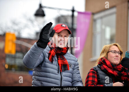 Ottawa, Kanada. 29. November 2016. Coach Rick Campbell mit Frau Jeri während der Grey Cup Parade auf der Bank Street.  Die Ottawa-Redblacks, in der nur ihre 3. Saison gewann erste CFL Stadtmeisterschaft in 40 Jahren mit einem Überraschungssieg über Calgary Stampeders. Bildnachweis: Paul McKinnon/Alamy Live-Nachrichten Stockfoto