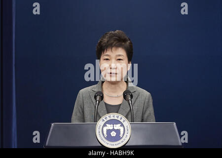 Seoul, Südkorea. 29. November 2016. Südkoreanischen Präsidenten Park Geun-Hye befasst sich mit die Nation bei den Präsidentschafts-blaue Haus in Seoul, Südkorea, 29. November 2016. Südkoreanischen Präsidenten Park Geun-Hye sagte am Dienstag, dass sie parlamentarische Entscheidung einschließlich ihrer verkürzten Präsidentschaft folgen werden. © Blau Haus/Xinhua/Alamy Live-Nachrichten Stockfoto