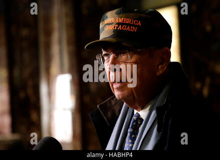 New York, USA. 29. November 2016. Investor und Milliardär Wilbur Ross spricht Reporter in der Lobby des Trump Tower in New York City am 29. November 2016. U.S. Präsident elect Donald Trump ist immer noch Abhaltung Tagungen im Obergeschoss im Trump Tower, da er weiterhin in Schlüsselpositionen in seinem neuen Amt zu füllen. Bildnachweis: John Angelillo/Pool über CNP MediaPunch Credit: MediaPunch Inc/Alamy Live-Nachrichten Stockfoto