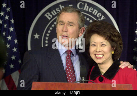 Washington, DC - 11. Januar 2001--US-Präsident George W. Bush Namen Elaine Chao als Arbeitsministerin in Washington, DC am 11. Januar 2001. Bildnachweis: Ron Sachs/CNP /MediaPunch /MediaPunch Stockfoto