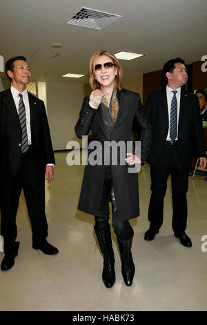 Tokio, Japan. 30. November 2016. Japanischer Musiker Yoshiki von X JAPAN verlässt das Hauptquartier der die Liberaldemokratische Partei von Japan (LDP) nach einem Treffen mit den Mitgliedern der regierenden Partei am 30. November 2016, Tokyo, Japan teilgenommen. Yoshiki wurde eingeladen, um Premierminister Shinzo Abe Verwaltung Projekt Cool Japan im Ausland zu werben. Cool Japan ist eine staatliche Projekt mit dem Ziel, japanische Kultur zu fördern und ausländische Besucher anziehen. Bildnachweis: Aflo Co. Ltd./Alamy Live-Nachrichten Stockfoto