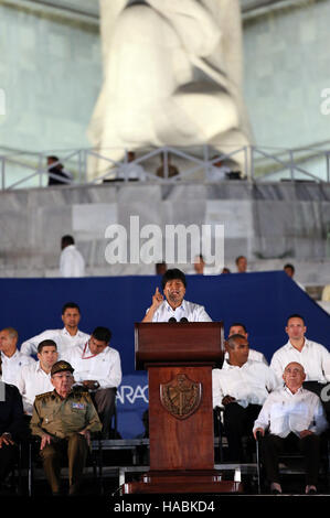 Havanna, Kuba. 29. November 2016. Boliviens Präsident Evo Morales (vorne) hält eine Rede bei einem Tribut zu kubanischen Revolutionsführer Fidel Castro, am Platz der Revolution in Havanna, Kuba, am 29. November 2016. Bildnachweis: Noah Friedman/ABI/Xinhua/Alamy Live-Nachrichten Stockfoto