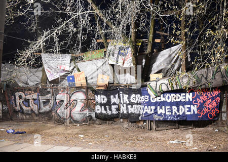 Berlin, Deutschland. 30. November 2016. Transparente hängen auf dem Zaun das autonome Wohnprojekt in der Koepenicker Straße in Berlin, Deutschland, 30. November 2016. Eine junge Frau wurde tot auf dem Gelände gefunden. Die Polizei sagt, dass noch unklar ist, wie die Frau gestorben. Foto: Maurizio Gambarini/Dpa/Alamy Live News Stockfoto