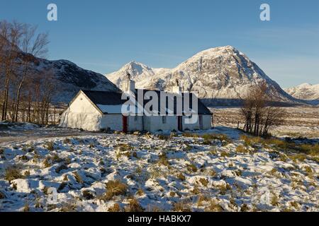 Black Rock Cottage mit Peak Stob Dearg in der Ferne genommen im winter Stockfoto