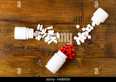 Verschiedenen Medizin-Flaschen und Haufen von verschiedenen Pillen Stockfoto