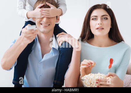 Netten positiven Mann hält seine Tochter auf den Schultern Stockfoto