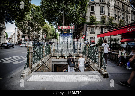 Einen Eingang auf Metrostation Saint Germain Stockfoto