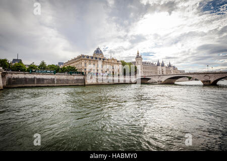 Ansicht der Conciergerie - ehemaliges Gefängnis und ein Teil der alten königlichen Palast am Ufer der Seine in Paris, Frankreich. Stockfoto